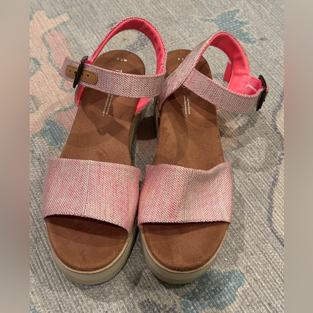Women’s Toms New Pink Sandals Size 8